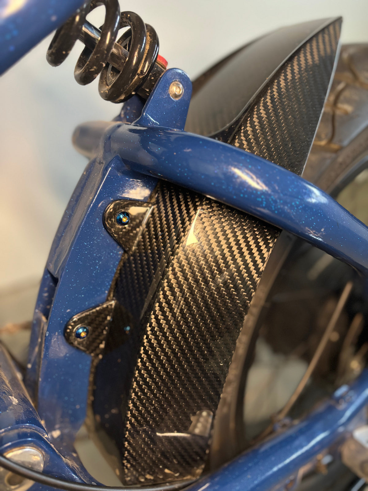 Flow carbon/ rear mud guard super 73 Titanium bolts